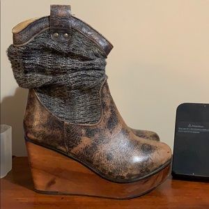 Boots with wooden wedge and leather interior